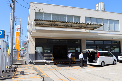 長門郵便局には車２台分の封筒が持ち込まれた