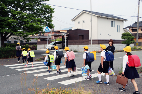 保護者による見守りのもと登校する児童