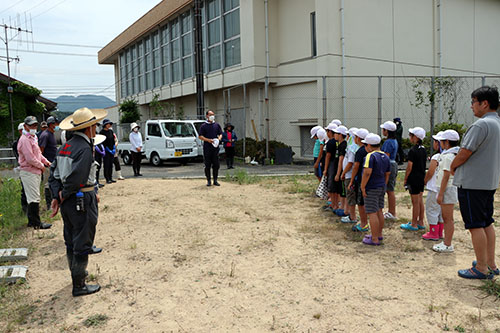 地元住民ら約20人が指導のために集まりました