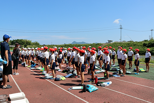 観月橋下の深川川で開催