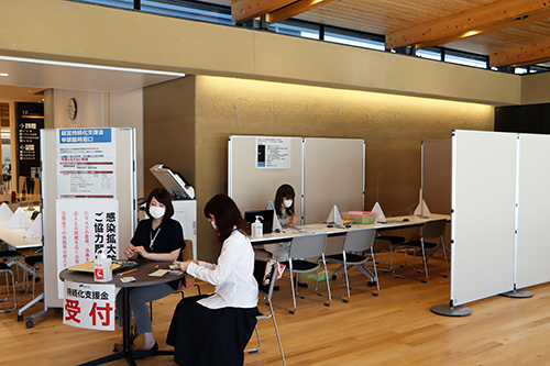 担当職員が手続き方法や必要書類について相談を受けます