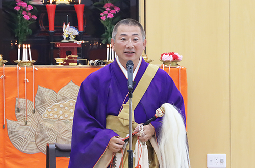 明るく・正しく・仲良くの基本方針を子どもたちに説明する吉岡園長