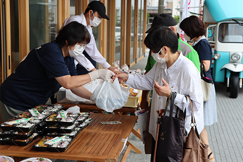 市内飲食店やキッチンカーなど5～10店舗が参加