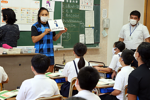 外国人選手が単語を読み上げ、それを児童が復唱