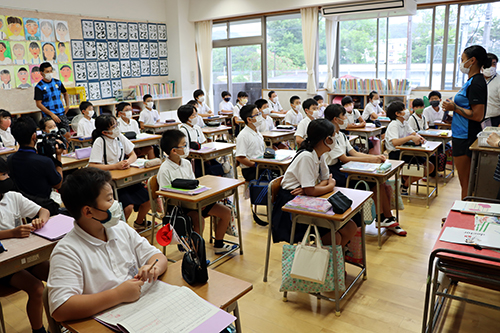 深川小学校5年1組の29人が授業を受けた