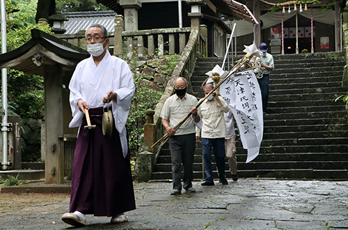 先頭の人が鐘を叩きながら出発