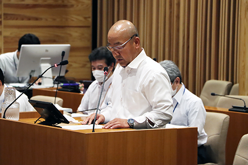 予算決算委員会の審査結果を報告する重村委員長