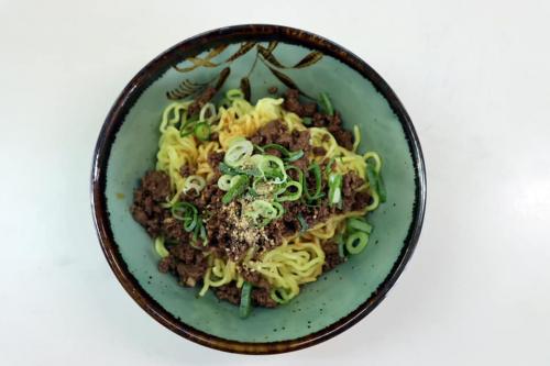 ラー油と花山椒の辛さが夏にぴったり　汁なし担々麺