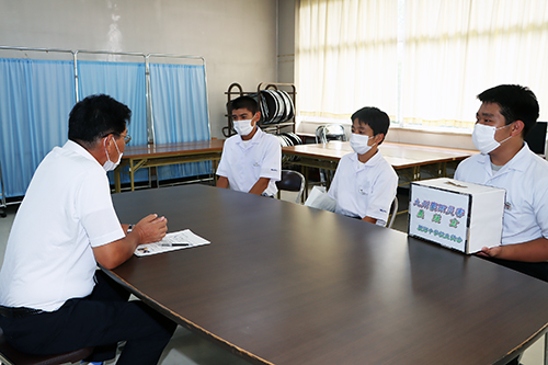 義援金を集めようと思った経緯や思いを話す生徒会役員