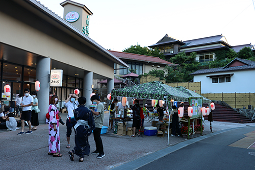 恒例の祭りを楽しむ