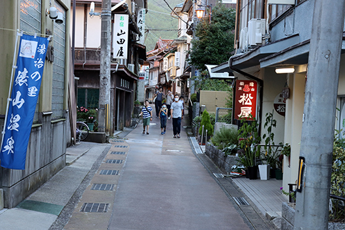 地元住民が集まる