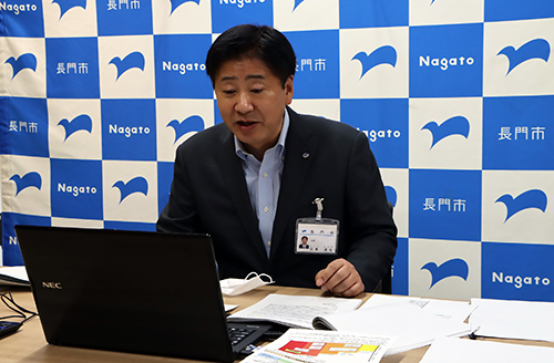 誰が話しているかをわかりやすくするため、発言するときのみマスクをはずす