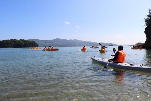 晴れて穏やかな夏の海をカヤックで進む