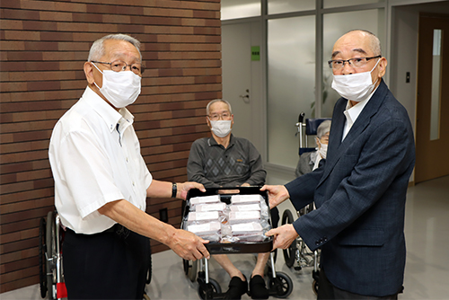 施設の利用者や職員などの食事の提供に鯨肉が贈呈