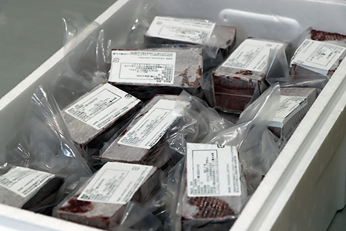 鯨肉は施設の利用者一人ひとりに応じて調理され提供される