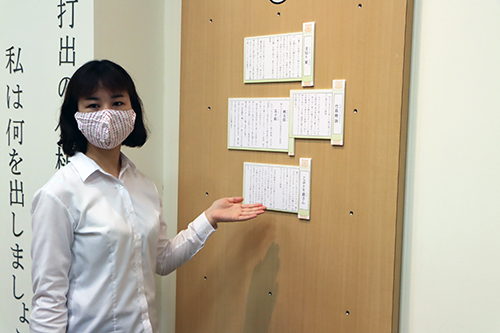 展示の見どころを紹介する盛澤学芸員