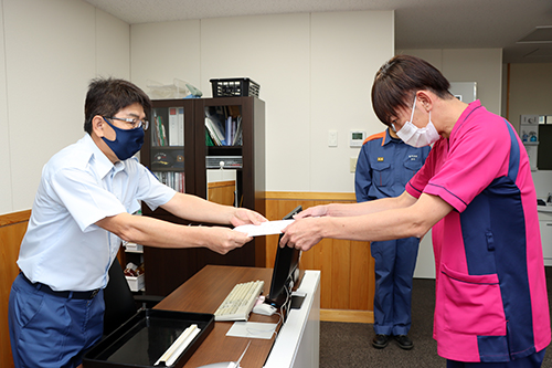 長門総合病院の大野真琴さんが一日救急隊長に任命