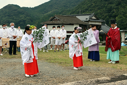 季節の巡りや自然の恵みに感謝し舞などが奉納される