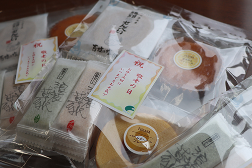敬老の日に先立って市内老人ホームにお菓子をプレゼント