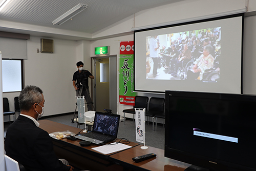 新型コロナウイルス感染症の影響により画面越しのセレモニーとなった