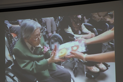 今回で23回目となるお菓子のプレゼントは施設の職員により手渡された