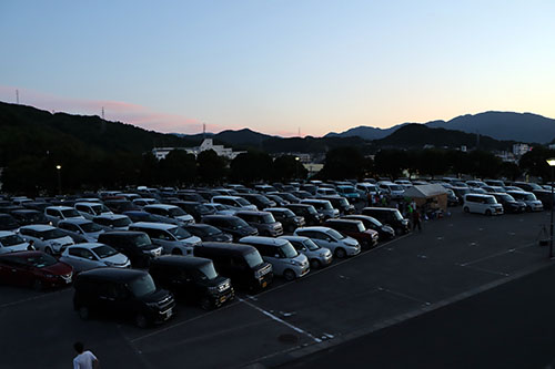 車はスクリーン方向を向き、背の高い車は後ろに駐車するなど工夫がなされた
