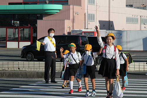 学校へ登校中の子どもたちに交通安全を呼びかける