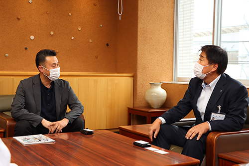 日本ジビエ振興協会の藤木代表と江原市長が意見交換