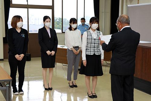 新たな交通安全アテンダントに委嘱状を交付