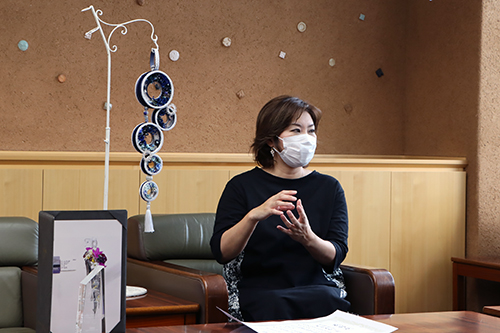 大会の内容や受賞の気持ちを報告する末永さん