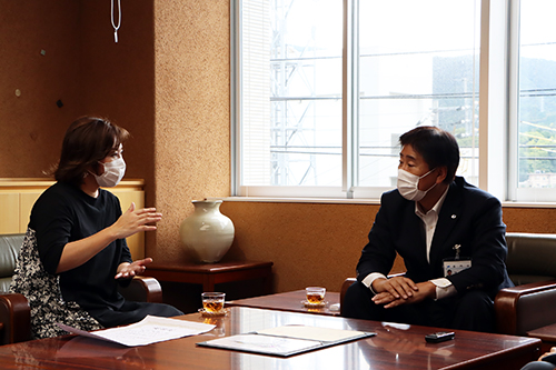末永さんは１１月に花に親しむイベントを開催し、花のセリ体験などが行われる