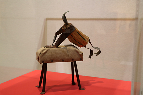 絵画のほかに器械体操やボクシングをする人物のオブジェも展示