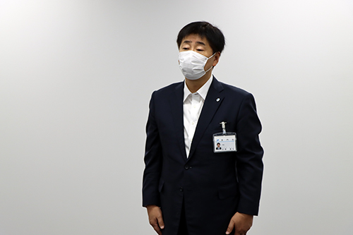 江原市長が「規則とコンプライアンスを守り、市民のために職務に当たってください」と訓示を述べる