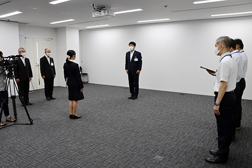 各種課題の解決に向けて４月の採用を早めたものです