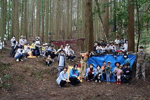 １日限りの森の公園、森の中はとても涼しく遊びやすい