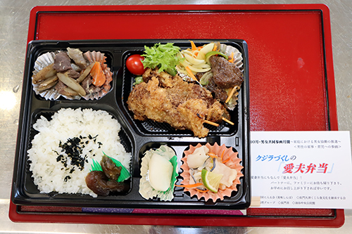 完成した鯨づくしの弁当