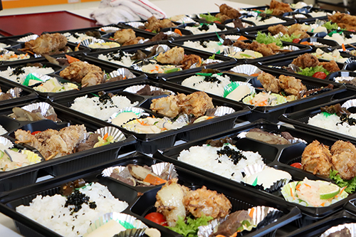 弁当には鯨汁がつけられた