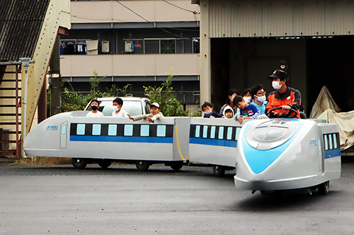 毎年子どもたちに人気のミニ新幹線乗車体験