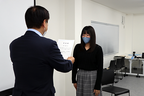 江原市長から部員に任命書が手渡された