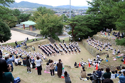 晴天に恵まれ、たくさんの保護者が見守った