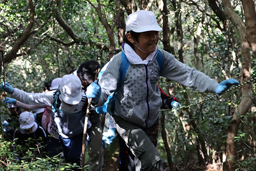 1年生から6年生まで、すべての学年の児童が一位ヶ岳鍛錬遠足に参加