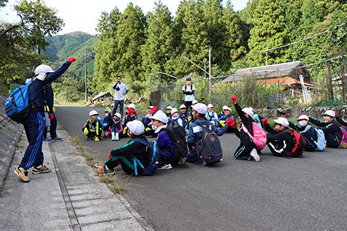 ３班にわかれて登山への気合いを入れる