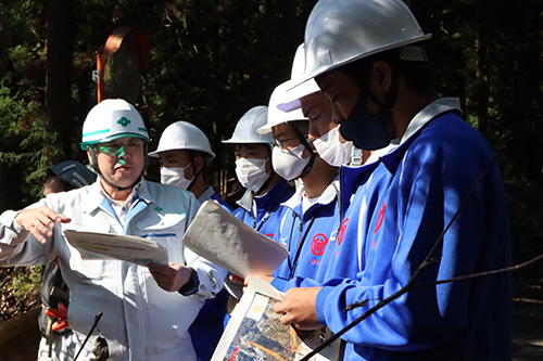 林業のグループは俵山の現場で林業従事者のお話をきくことができた