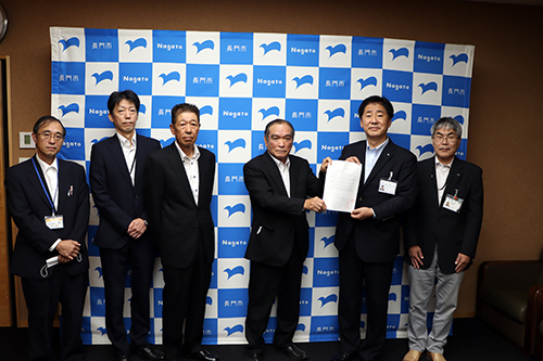 左からＪＡの池永営農経済部長、小野本部長、大田理事、藤井理事。右端は市の坂野農林水産課長