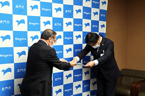 要望書を手渡す藤井理事