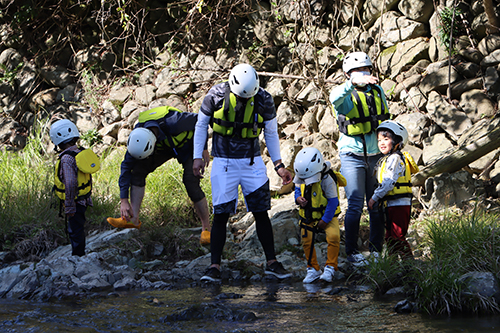 俵山の川の中を探検、水は清らか