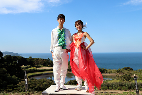 「海と陸の結婚」をイメージしてデザインされたウェディングコスチューム