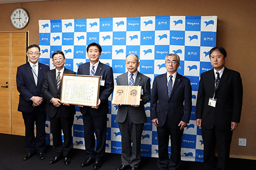 感謝状には長門市民の物心両面にわたる支援へのお礼の気持ちが記されている