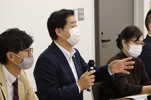 出席者から出た意見に江原市長が回答し意見を交換した