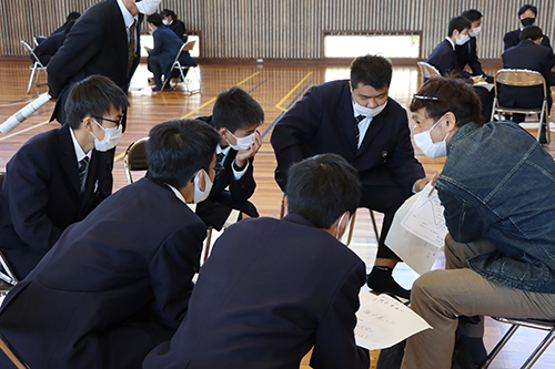 大人がこれまでの経験などを語り、生徒と交流を深める